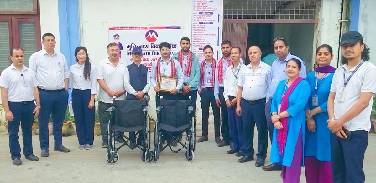 मुक्तिनाथ विकास बैंकद्वारा ह्वीलचेयर हस्तान्तरण