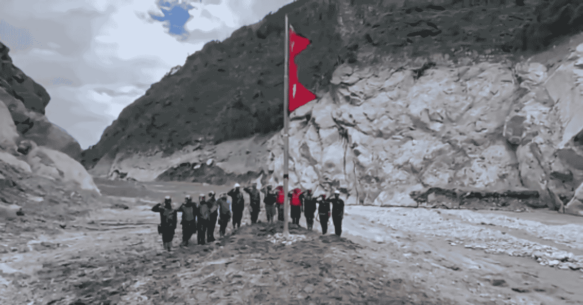 भोटेकोशी बाढीपछि नेपाल–चीन सीमा क्षेत्रमा पुनः फहराइयो राष्ट्रिय झण्डा